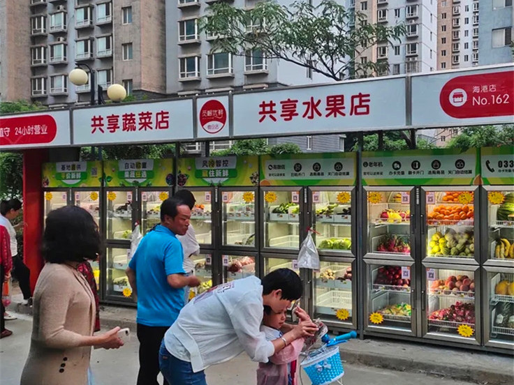條形智能液晶屏加持，自動售貨機適用于多個場景